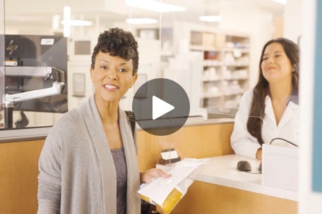 Una persona recogiendo sus medicamentos recetados