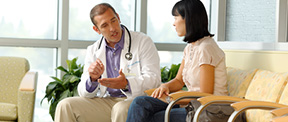 Un médico hablando con una paciente en una sala de espera