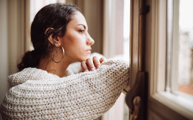 Persona que mira por una ventana