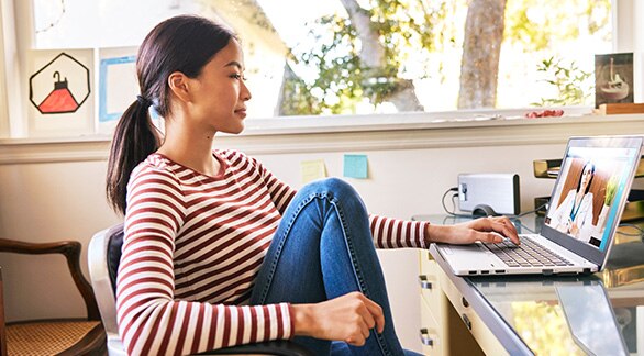 Persona hablando con un médico a través de una computadora portátil