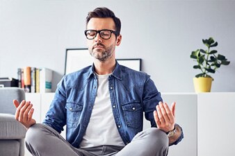 Persona meditando en posición de loto