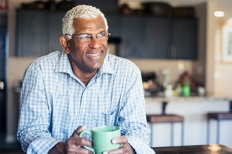 Persona sonriendo con un café