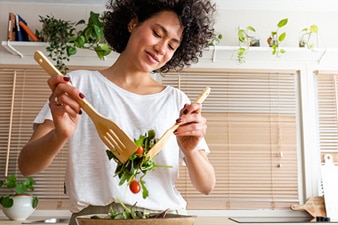 Persona mezclando una ensalada saludable