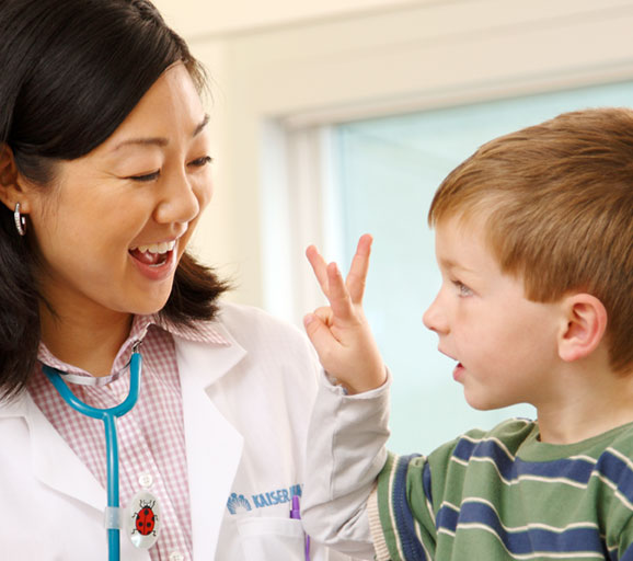 Niño de brazos con doctora