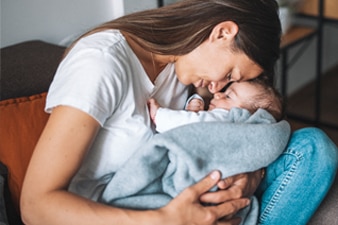 Persona abrazando a su bebé recién nacido