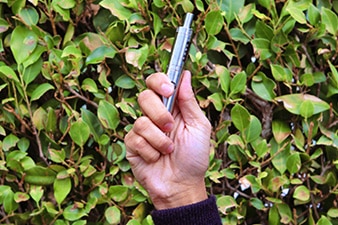 Mano sosteniendo un cigarrillo electrónico