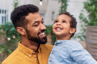 Padre e hijo sonrientes