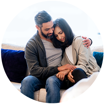 Persona consolando a su pareja