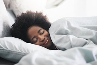 Persona durmiendo en una cama.