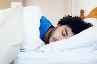 Persona durmiendo en una cama.