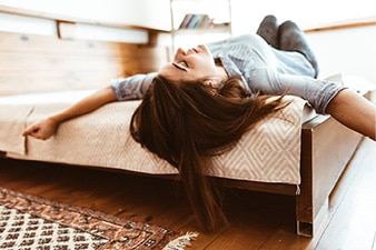 Persona durmiendo en una cama.