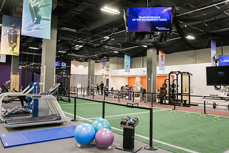 Gimnasio vacío con equipos de ejercicio