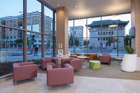 Vestíbulo moderno con vistas de la ciudad