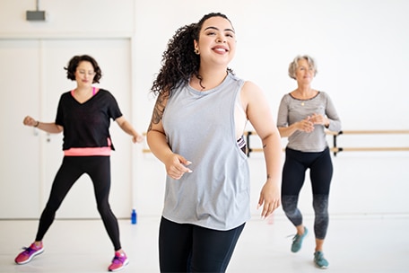 Personas de diferentes tamaños disfrutando de una actividad saludable