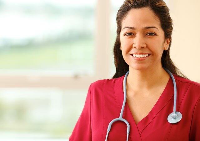 Fotografía de una médico sonriendo Fotografía de una médico sonriendo