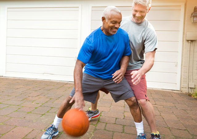 Fotografía de dos hombres jugando basquetbol Fotografía de dos hombres jugando basquetbol