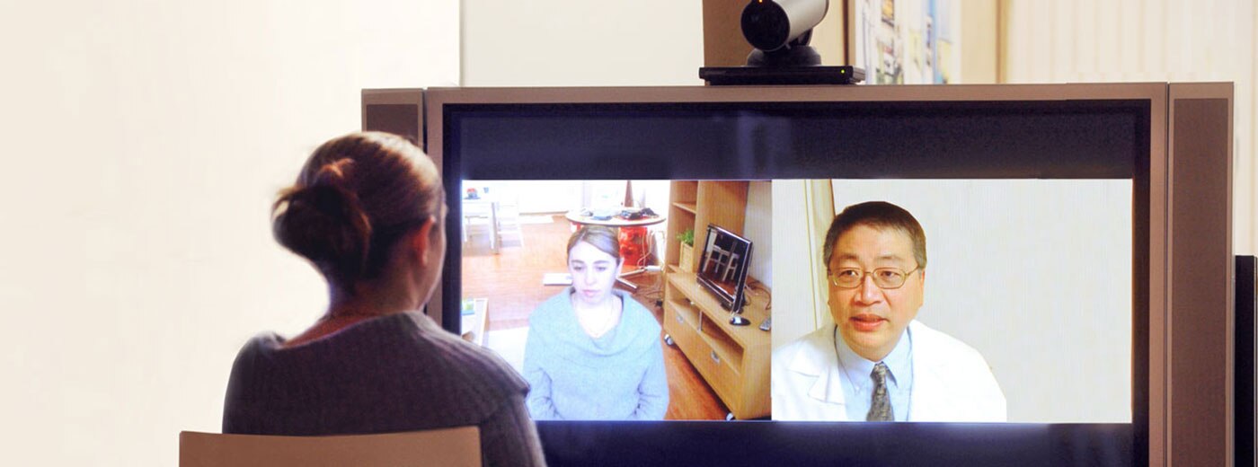 Foto de una mujer que tiene una visita de vídeo con su médico Foto de una mujer que tiene una visita de vídeo con su médico