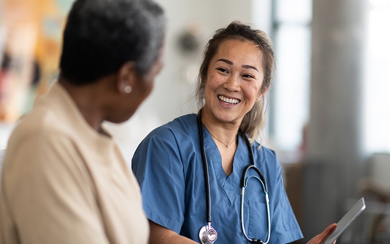 Nurse smiles at patient (en inglés)