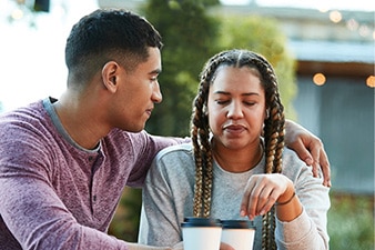 Una pareja teniendo una conversación