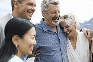 Una familia sonriendo