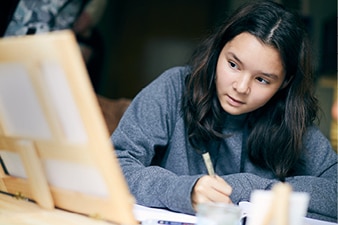 Niña haciendo la tarea