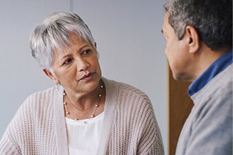 Una pareja adulta mayor teniendo una conversación