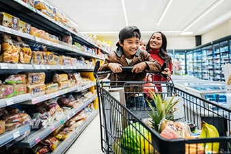 Familia comprando alimentos