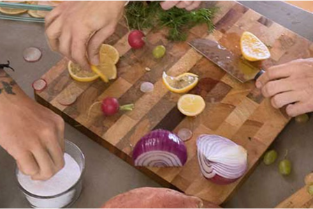 Un grupo de personas adultas preparando la cena juntos