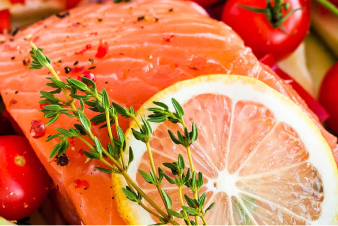 Una persona sazonando filetes de salmón antes de cocinarlos