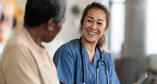 Nurse smiles at patient (en inglés)