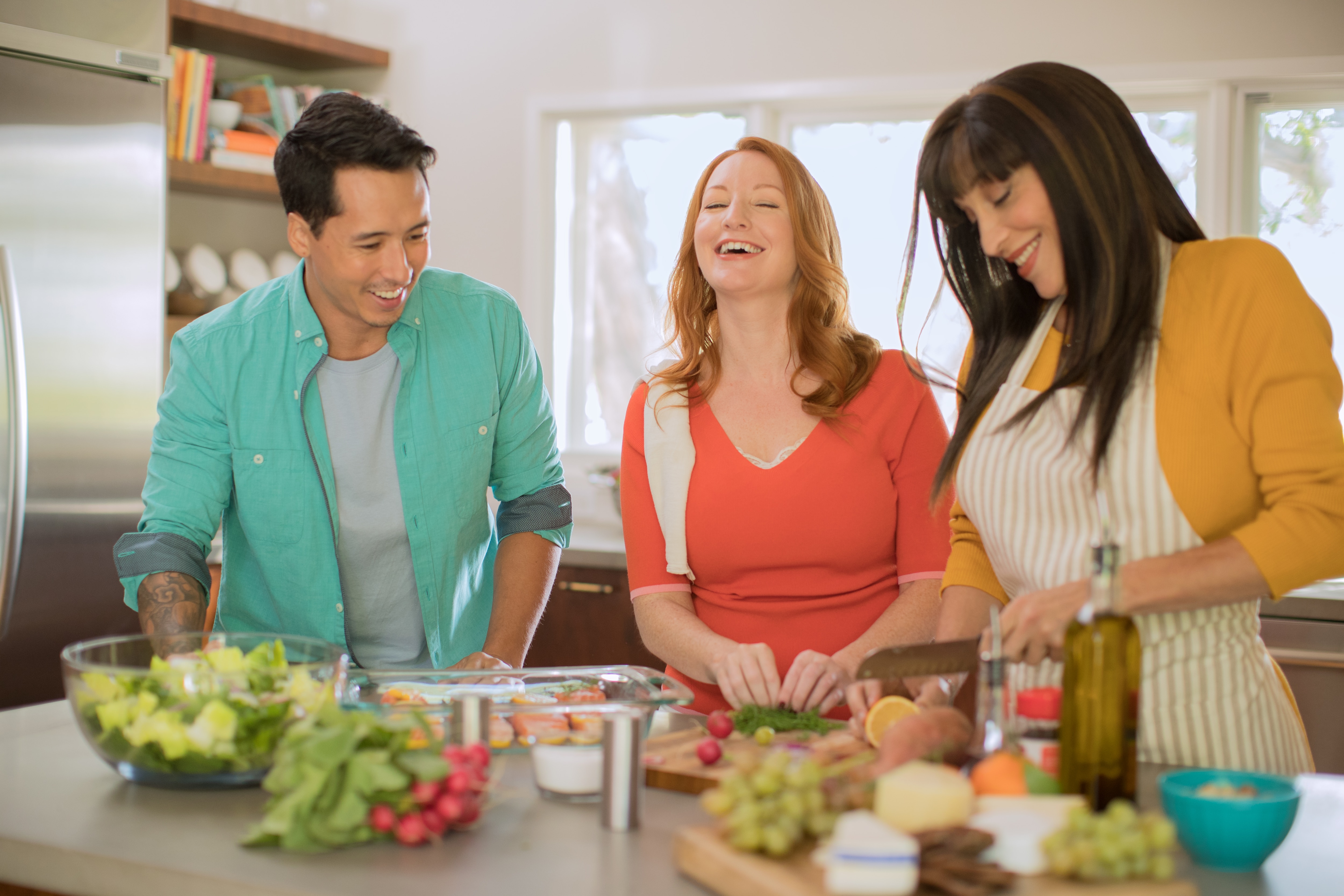 Tres personas cocinando en una cocina