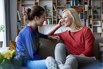 Madre y adolescente hablando en su casa