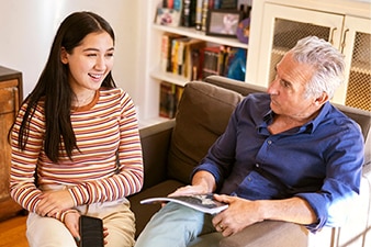 Padre y adolescente hablando en su casa