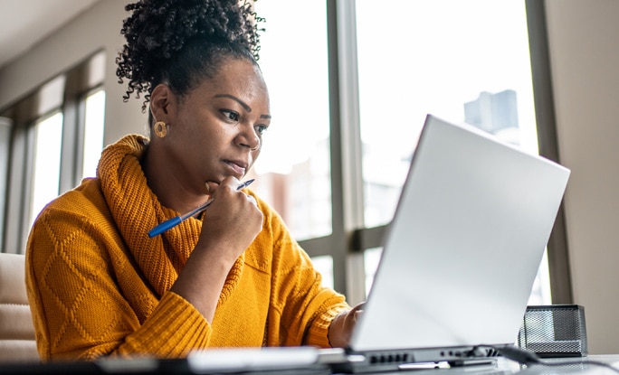Persona mirando la computadora portátil
