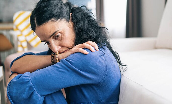 Persona con ansiedad sentada en su casa
