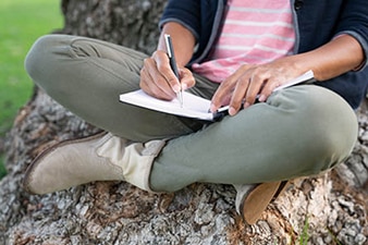 Persona escribiendo en un diario