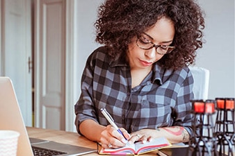 Persona escribiendo en un cuaderno