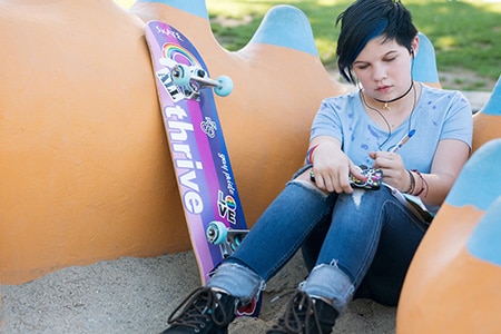 Adolescente escribiendo en su diario