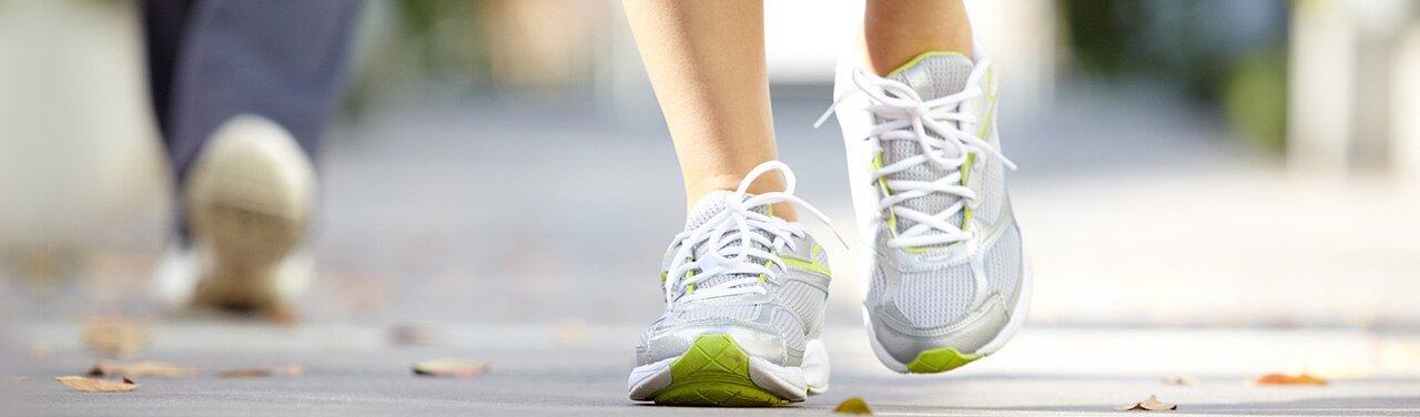 Mujer con zapatillas deportivas que camina al aire libre