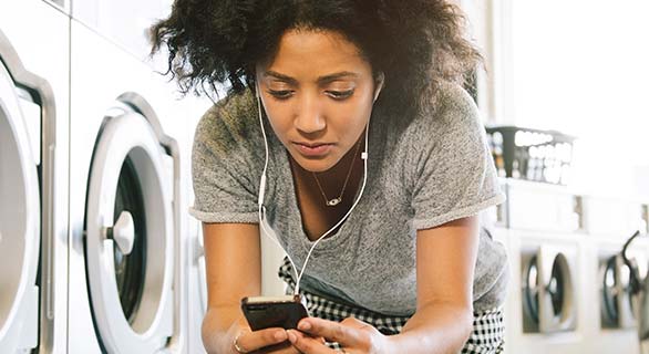 Mujer que usa un teléfono inteligente