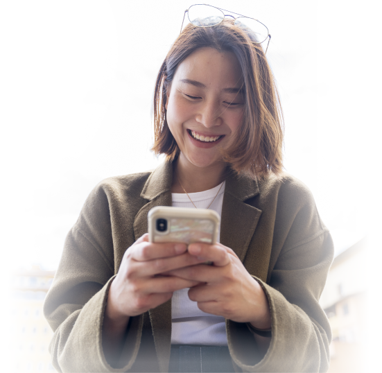 Persona usando una aplicación en su teléfono inteligente