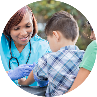 Profesional médico vacunando a un niño