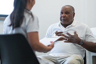 Persona en el consultorio médico recibiendo los resultados de su prueba