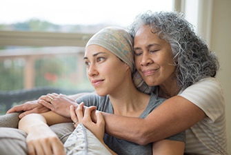 Persona abrazando a un ser querido que tiene cáncer