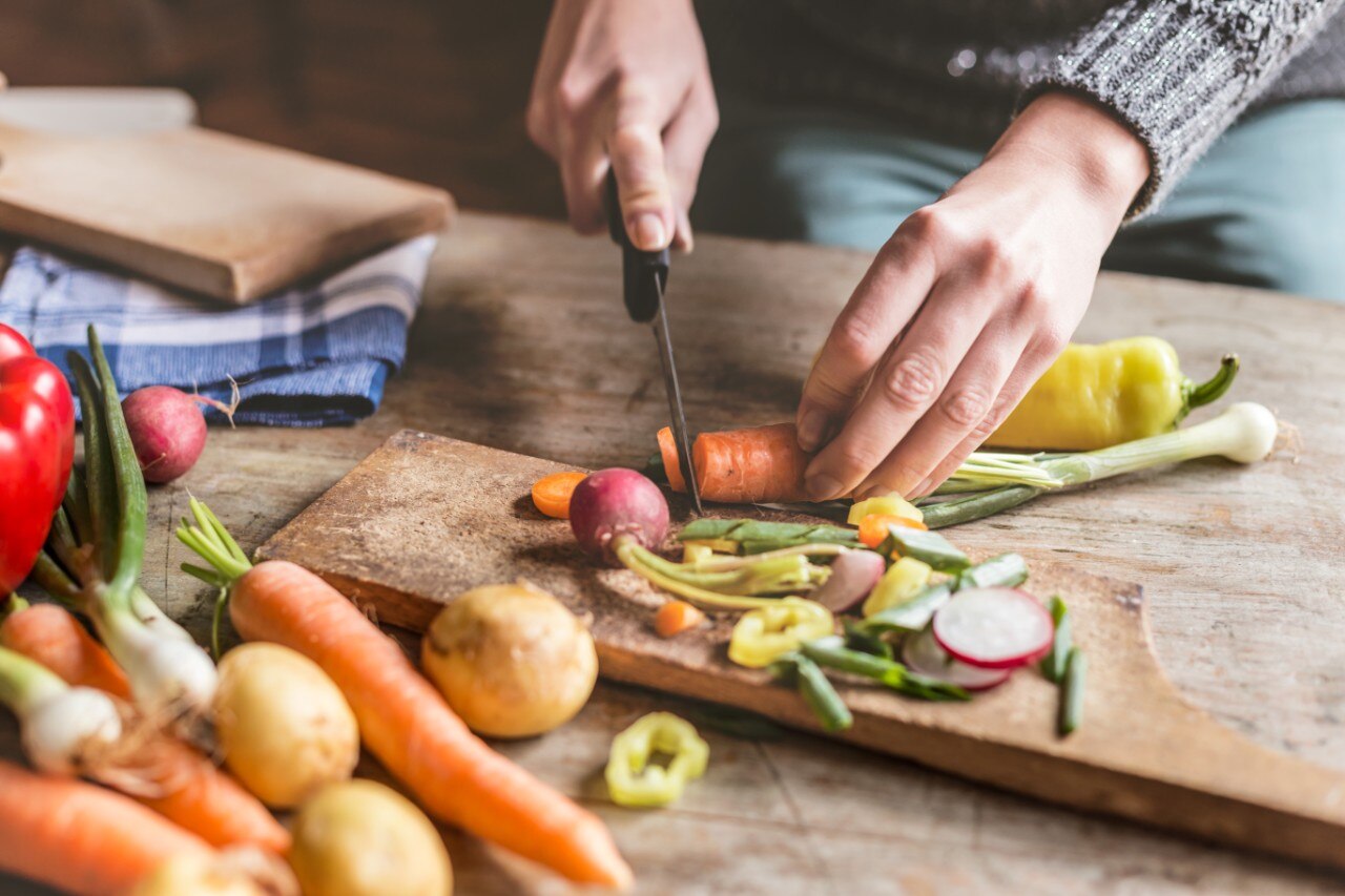 una persona cortando verduras frescas