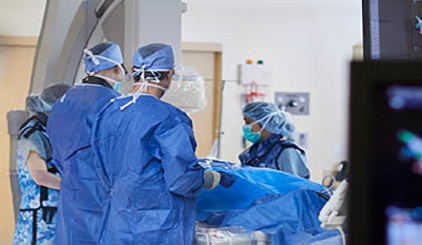 Equipo médico realizando una cirugía de corazón en un paciente