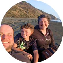 Familia sonriendo en la playa