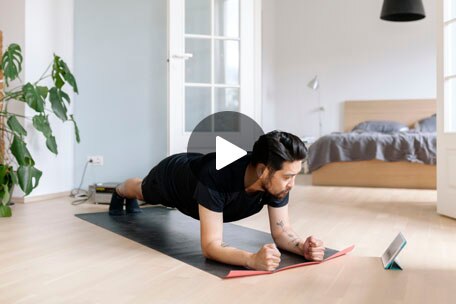 Persona haciendo flexiones sobre una colchoneta