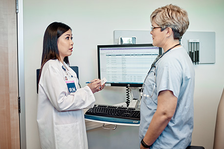Dos profesionales médicos hablando