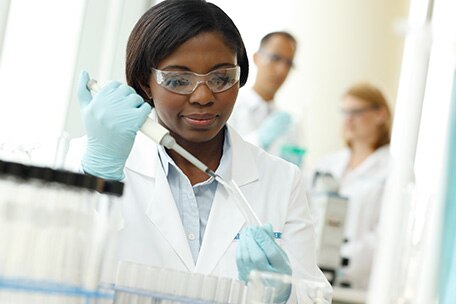 Investigadora trabajando en el laboratorio